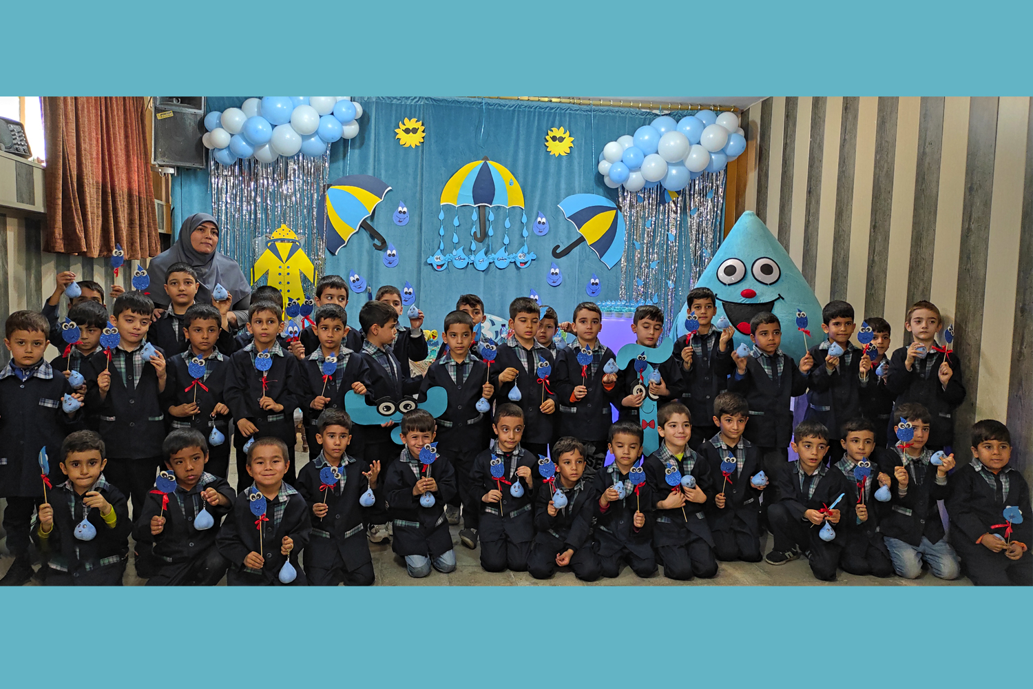 حضور نمادین عروسک قطره در جشن آب