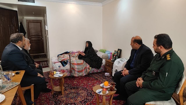دیدار فرمانده سپاه ری با مادر بسیجی شهید رسول مهدیان