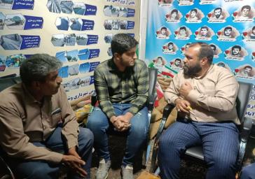 پاسخگویی بخشدار فشافویه به مردم در غرفه میز خدمت نمایشگاه “خاکیان افلاکی”