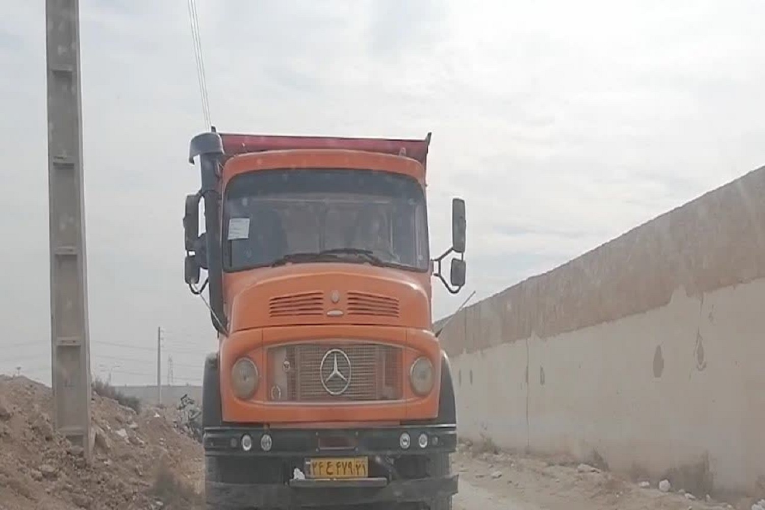 توقیف 2 دستگاه کامیون در حال خاکریزی در بستر رودخانه شادچای