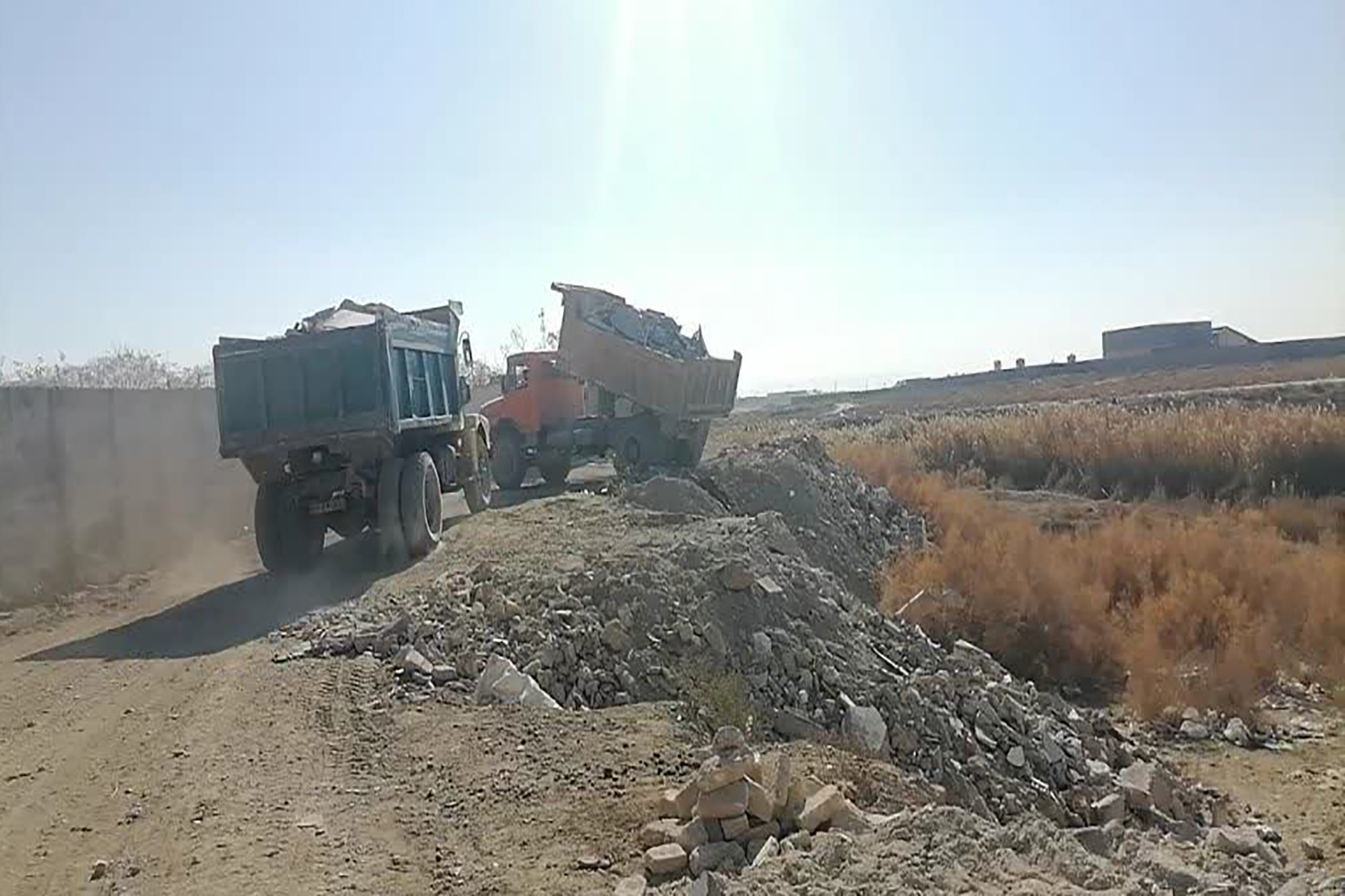 توقیف 2 دستگاه کامیون و یک دستگاه لودر در حال خاکریزی و تسطیح در رودخانه کرج