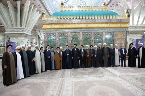 دیدار اعضای مجمع روحانیون مبارز و مجمع محققین و مدرسین حوزه علمیه قم در حرم امام راحل