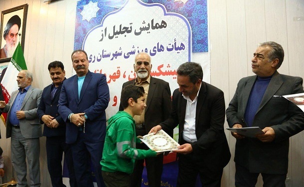 45ویژه برنامه به مناسبت دهه فجر برگزار می شود/ افتتاح دو مجموعه ورزشی در شهرستان ری/ دعوت از اقشار مختلف برای حضور در انتخابات و راهپیمایی 22 بهمن