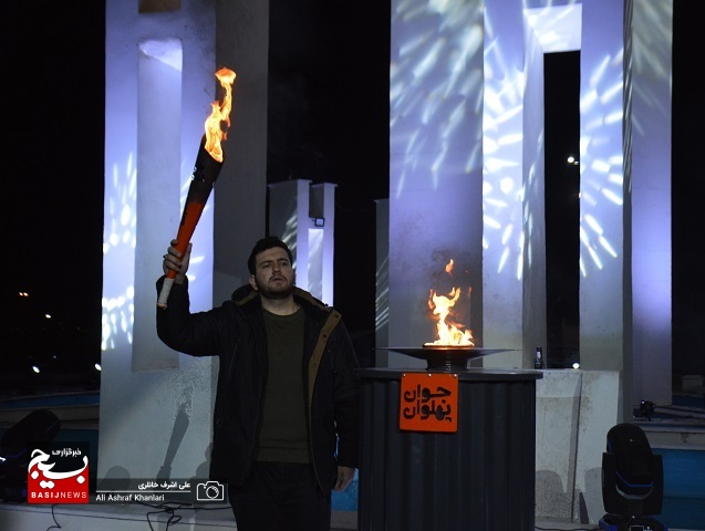 مشعل «جام جوان پهلوان» به دست فرزند شهید مدافع حرم «اصغر پاشاپور» روشن شد
