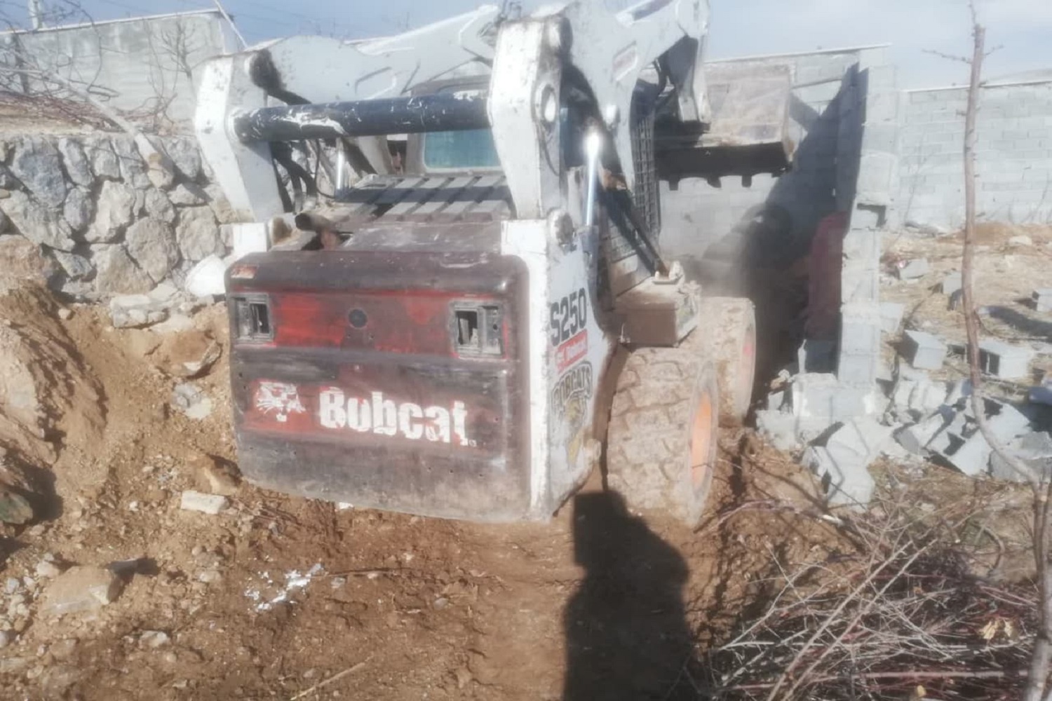 انسداد 15 حلقه  چاه غیرمجاز توسط امور منابع آب دماوند