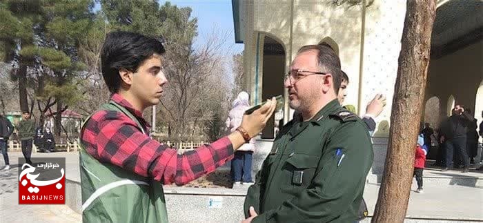 شرکت در راهپیمایی ۲۲ بهمن مشتی محکم بر دهان استکبار است