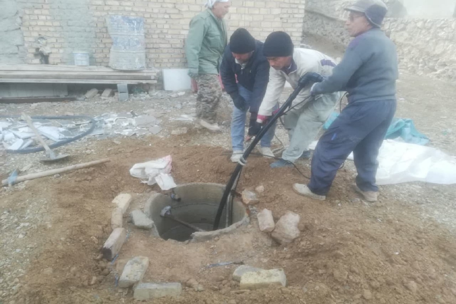 انسداد 5 حلقه چاه غیرمجاز در روستای چناران شهرستان دماوند