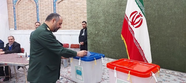اولین رای توسط فرمانده سپاه حضرت روح الله جنوب شهرستان ری وارد صندوق شد