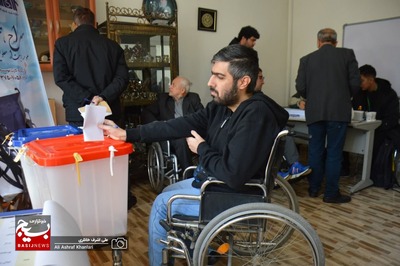 در پاسخ به ندای رهبرم، بی پا اما با سر آمدم