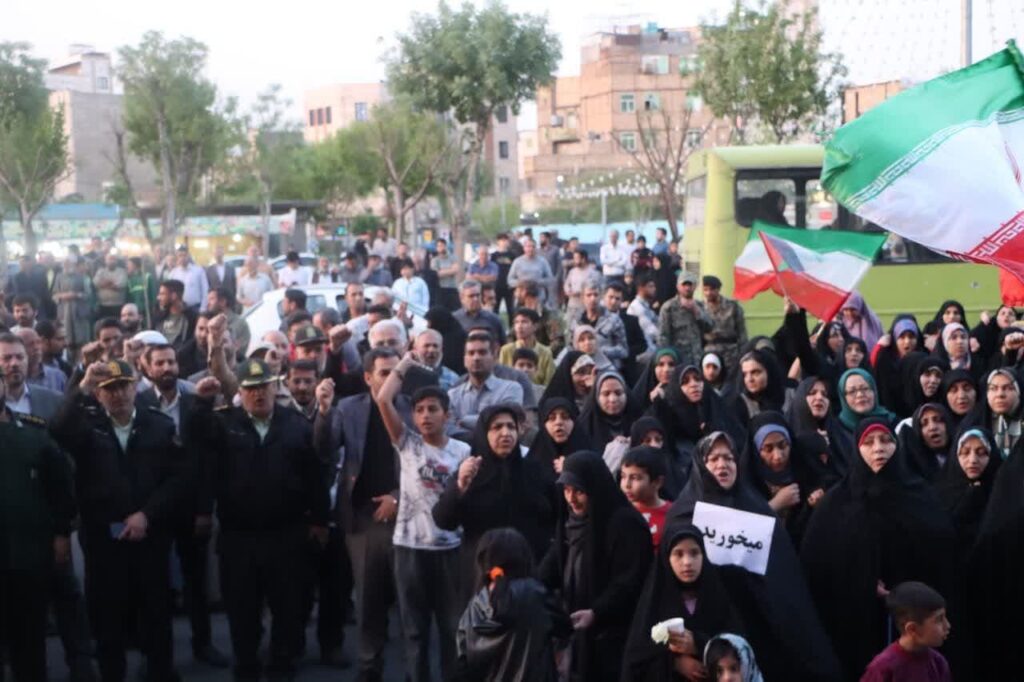 photo 2024 04 22 09 53 33 | تجمع مردم ولایتمدار بخش کهریزک در میدان شهدای باقرشهر در حمایت از اقدام مقتدرانه سپاه پاسداران انقلاب اسلامی در پاسخ به حمله رژیم جعلی به کنسولگری ایران در دمشق با حضور پر شور مسئولین و مردم همیشه در صحنه