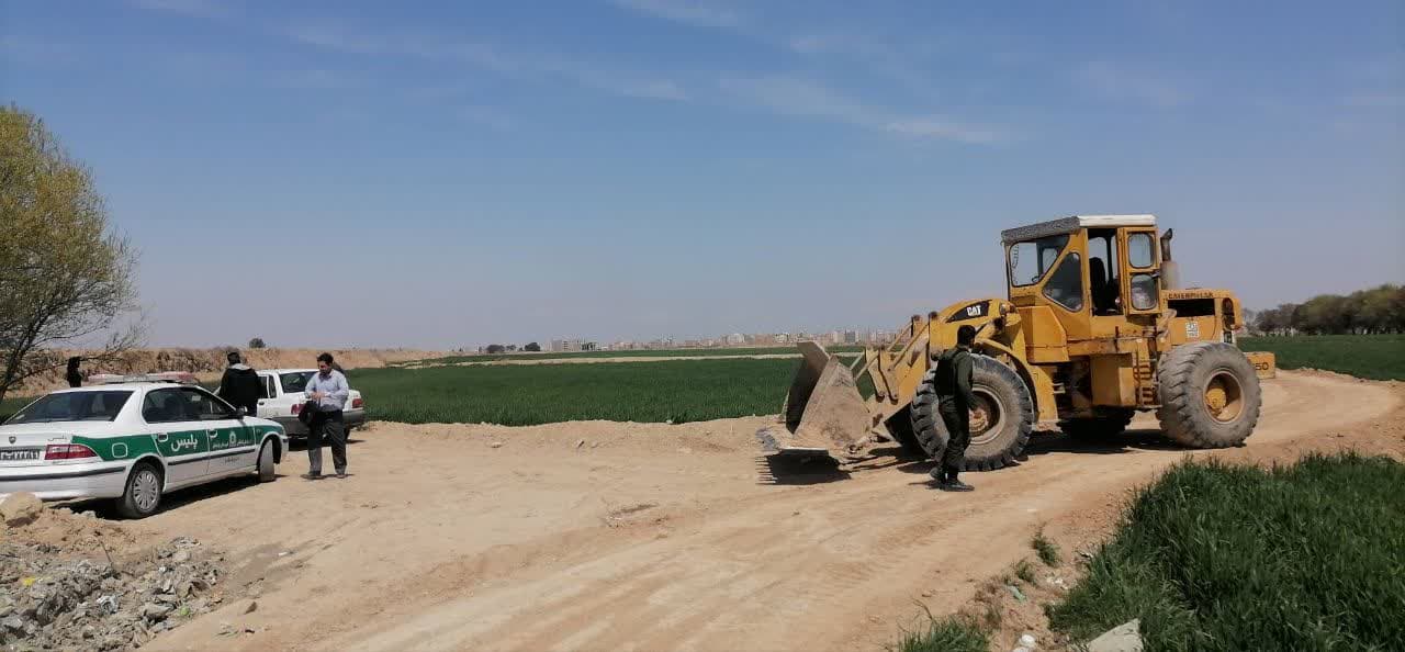 توقیف یک دستگاه لودر در حال خاکریزی و تسطیح در بستر رودخانه شادچای