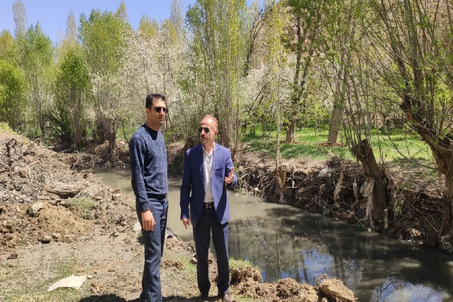 لایروبی بیش از یک کیلومتر از بستر رودخانه فیروزکوه در جهت حفظ آبگذری ایمن سیلاب