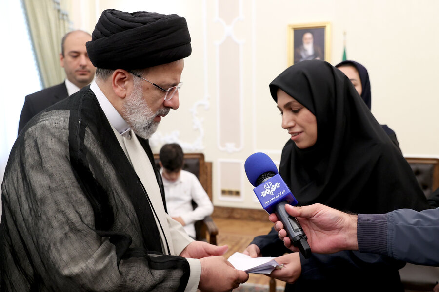 دیدار جمعی از نخبگان جامعه کم‌بینایان و نابینایان با رئیس جمهور