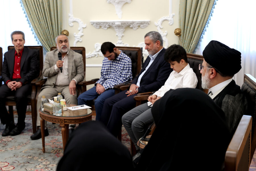 دیدار جمعی از نخبگان جامعه کم‌بینایان و نابینایان با رئیس جمهور