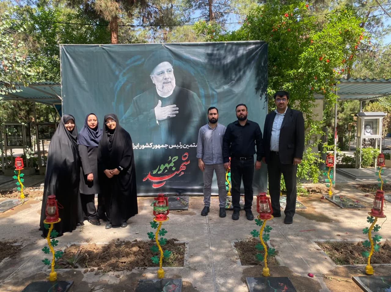 آیین غبار روبی مزار شهدا از سوی کارکنان شرکت آب منطقه ای تهران