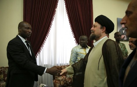 ادای احترام نخست وزیر بورکینافاسو و هیأت همراه نسبت به مقام شامخ بنیان‌گذار جمهوری اسلامی ایران