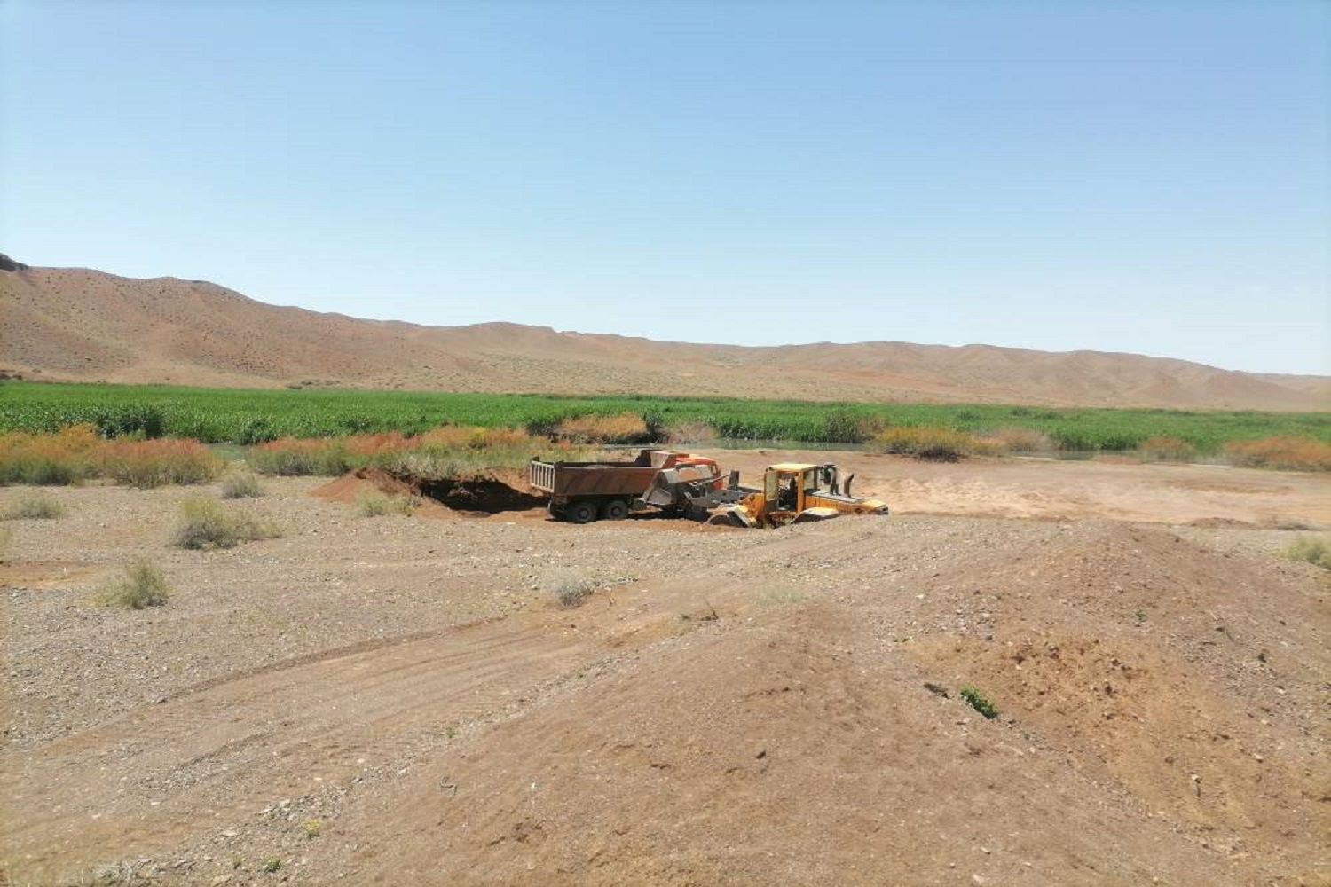 توقف یک دستگاه لودر در حال تسطیح و خاکبرداری در بستر و حریم رودخانه شور