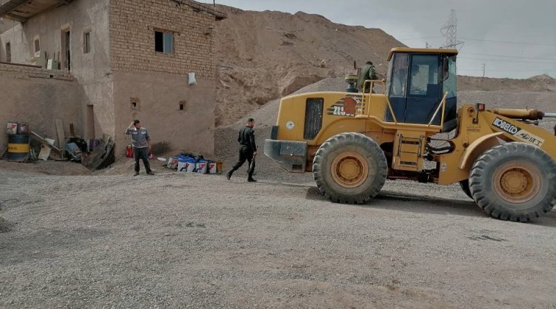 توقیف یک دستگاه حفاری غیر مجاز در حال برداشت شن و ماسه در شهرستان رباط کریم