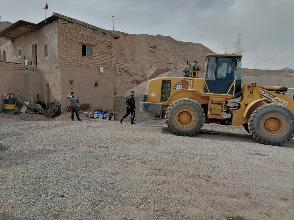 توقیف یک دستگاه حفاری غیر مجاز در حال برداشت شن و ماسه در شهرستان رباط کریم