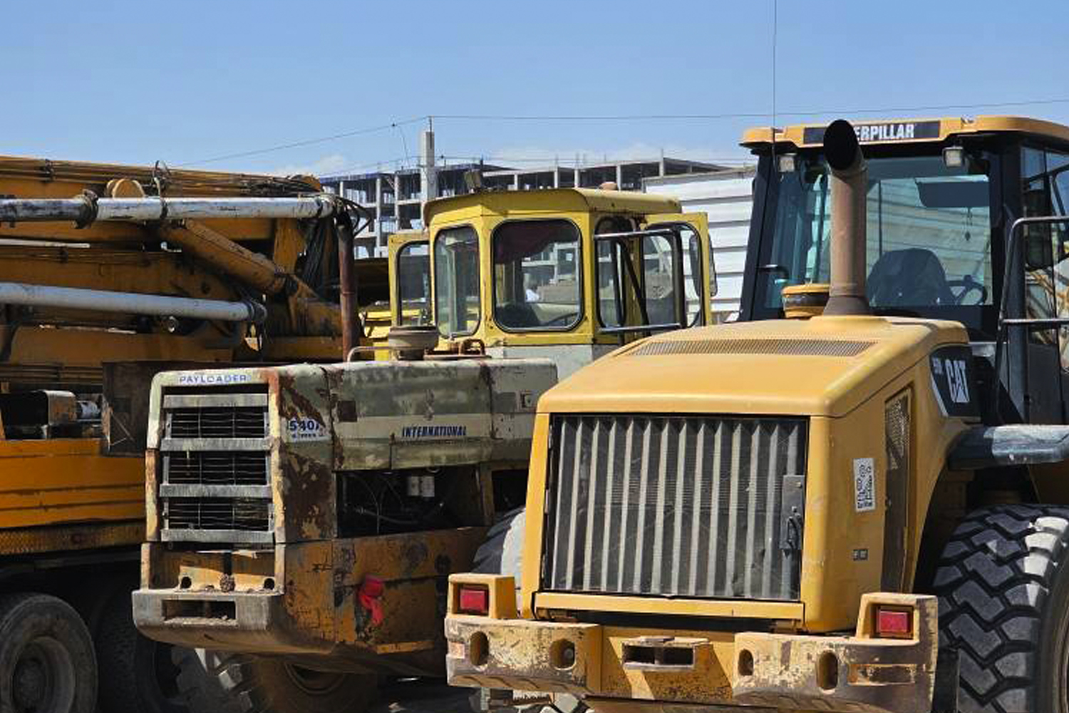 توقیف یک دستگاه لودر درحال خاکریزی و تسطیح بستر رودخانه شور در پرند