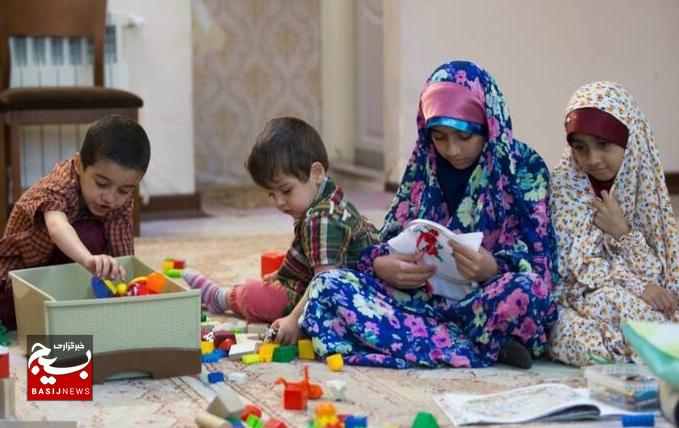 مادر نمونه دهه شصتی با ۵ فرزند که کمک‌کردن به خانواده‌های نیازمند جزو برنامه‌های ثابت زندگی اوست