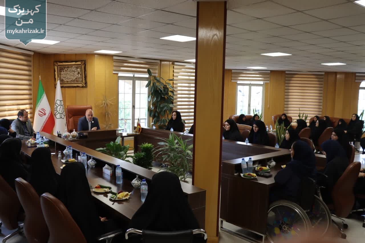 دیدار علی کلهر با بانوان شاغل در شهرداری کهریزک