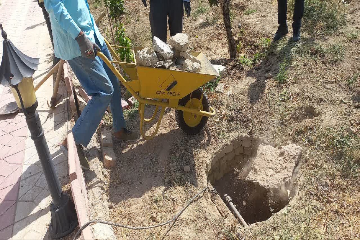 انسداد 4 حلقه چاه غیرمجاز توسط امور منابع آب رباط کریم