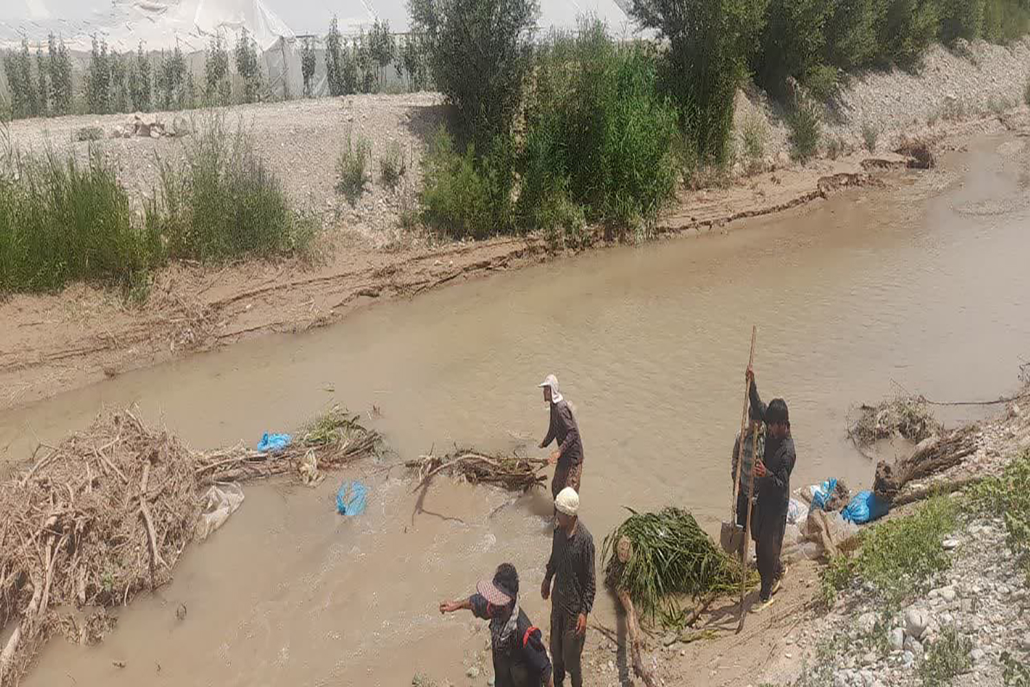 جمع آوری 12 عدد پمپ غیر مجاز در رودخانه حبله رود