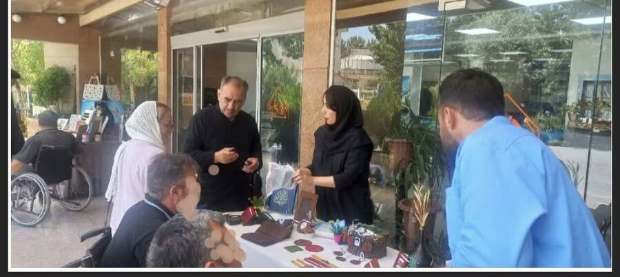 کرج | برپایی نمایشگاه صنایع دستی و دستاوردهای افراد دارای معلولیت