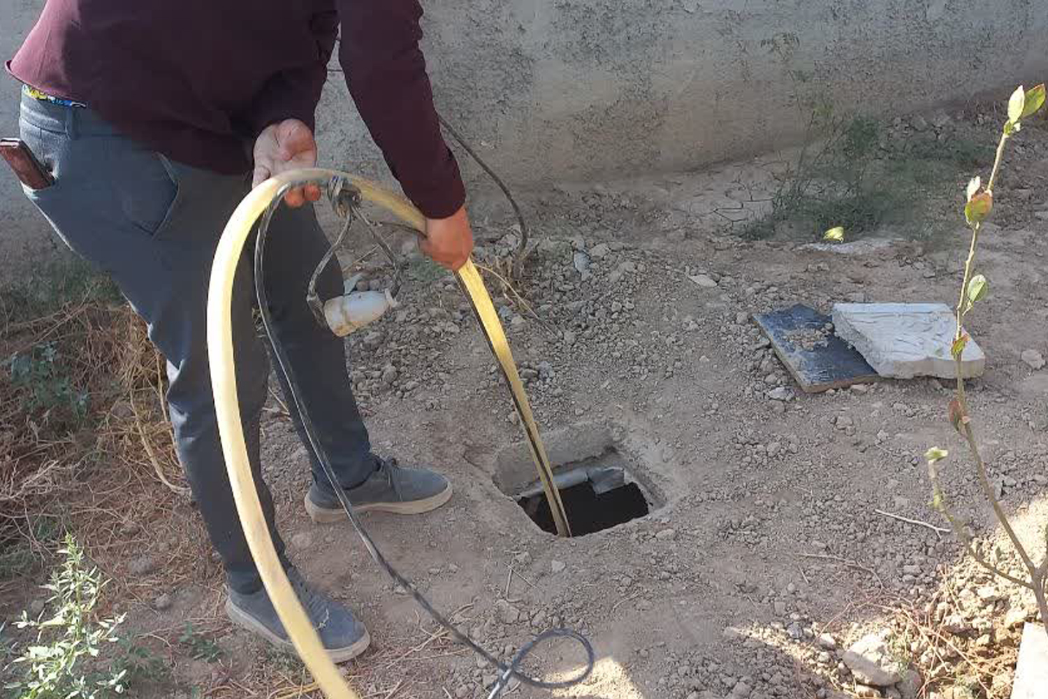 انسداد 8 حلقه چاه غیر مجاز توسط امور منابع آب رباط کریم