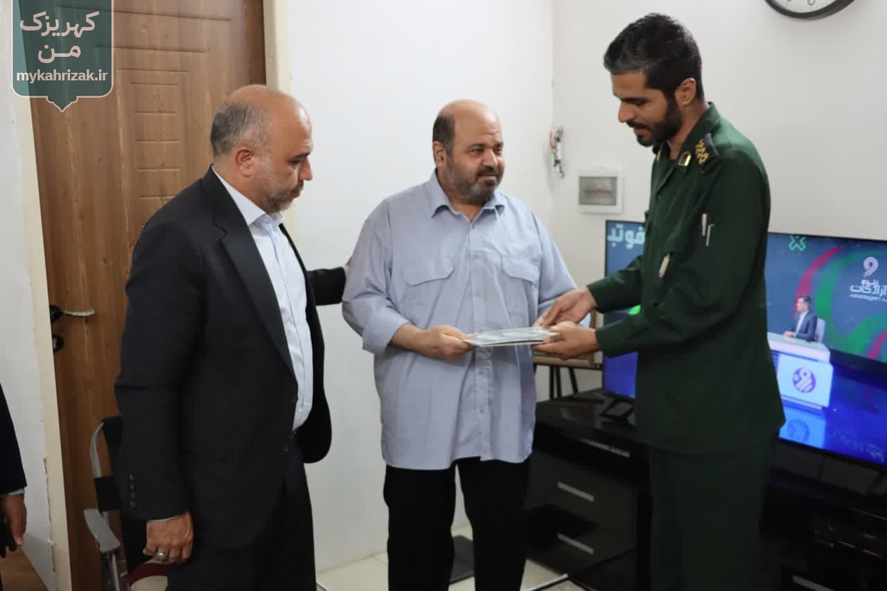 به مناسبت گرامیداشت هفته دفاع مقدس صورت گرفت؛ تجلیل از خانواده ایثارگران شهر کهریزک