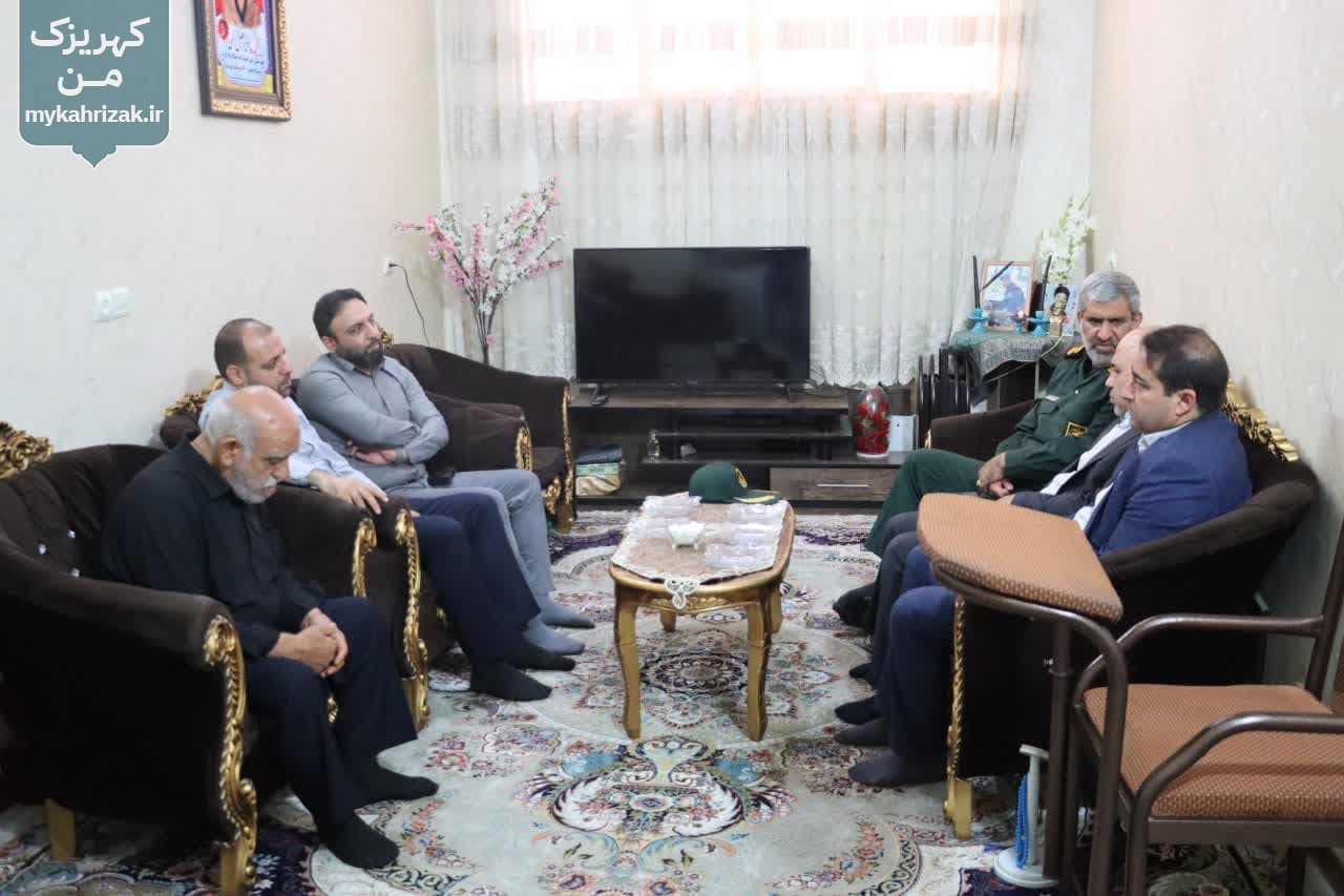 به مناسبت گرامیداشت هفته دفاع مقدس صورت گرفت دیدار شهردار کهریزک با خانواده شهداء