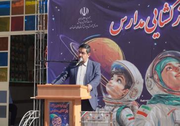 امروز جبهه جنگ و نبرد برای شما دانش آموزان تلاش برای پیشرفت و آبادانی ایران عزیز است