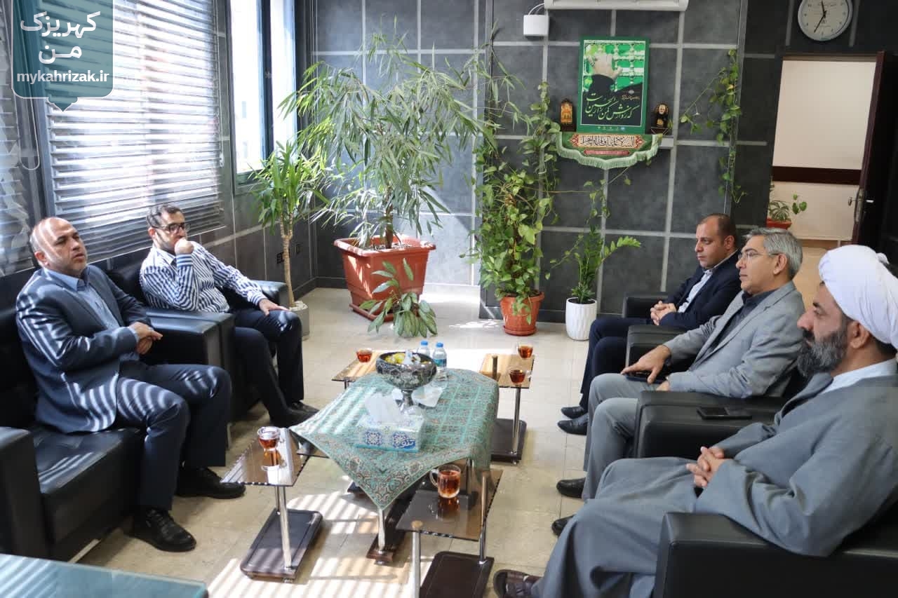 علی کلهر شهردار کهریزک با حجت الاسلام والمسلمین مهدی زین‏ ‏الدینی رئیس جدید اداره اوقاف شهرستان ری دیدار و گفتگو نمود.