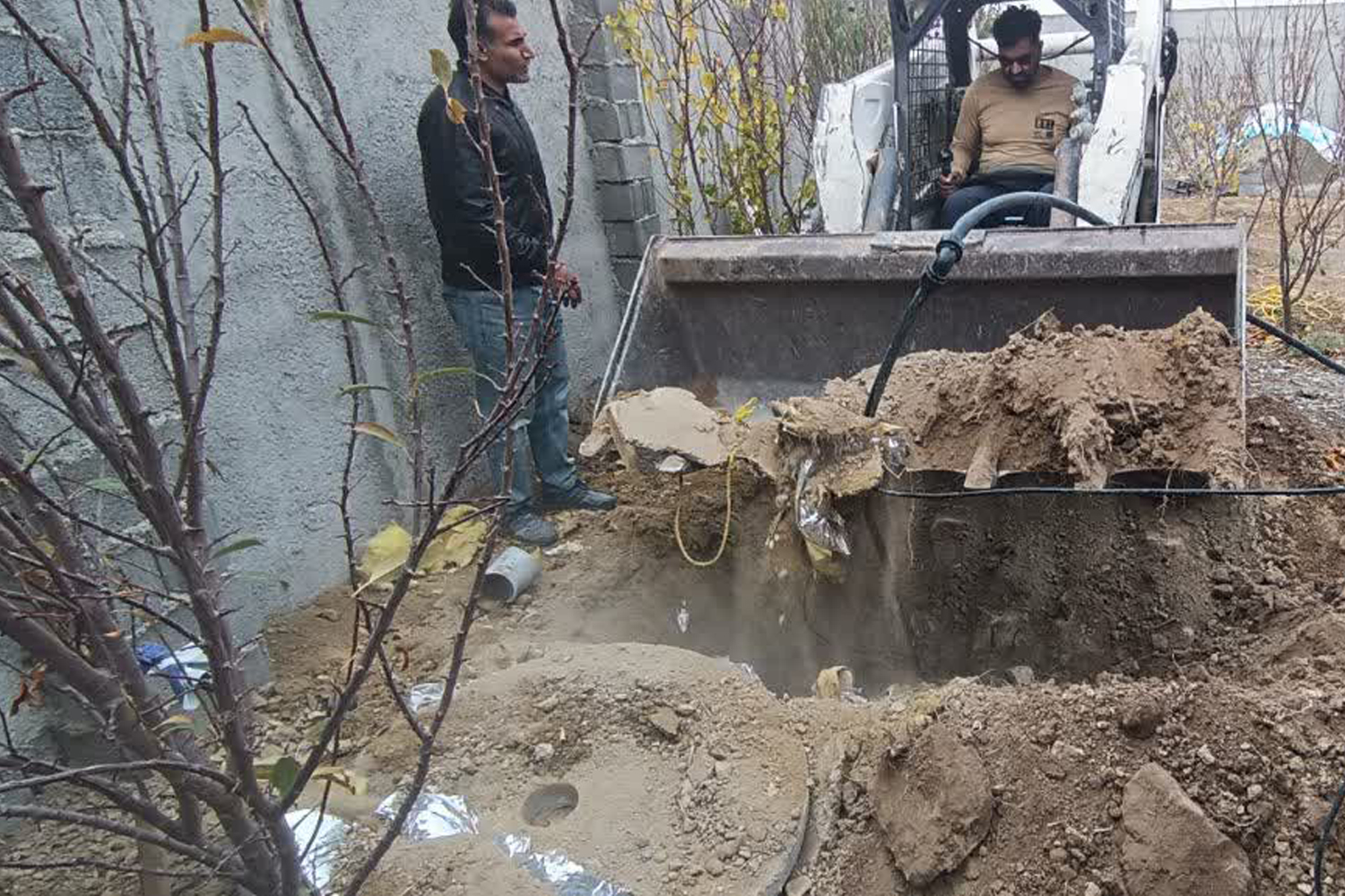 انسداد 3 حلقه چاه غیر مجاز توسط امور منابع آب رباط کریم