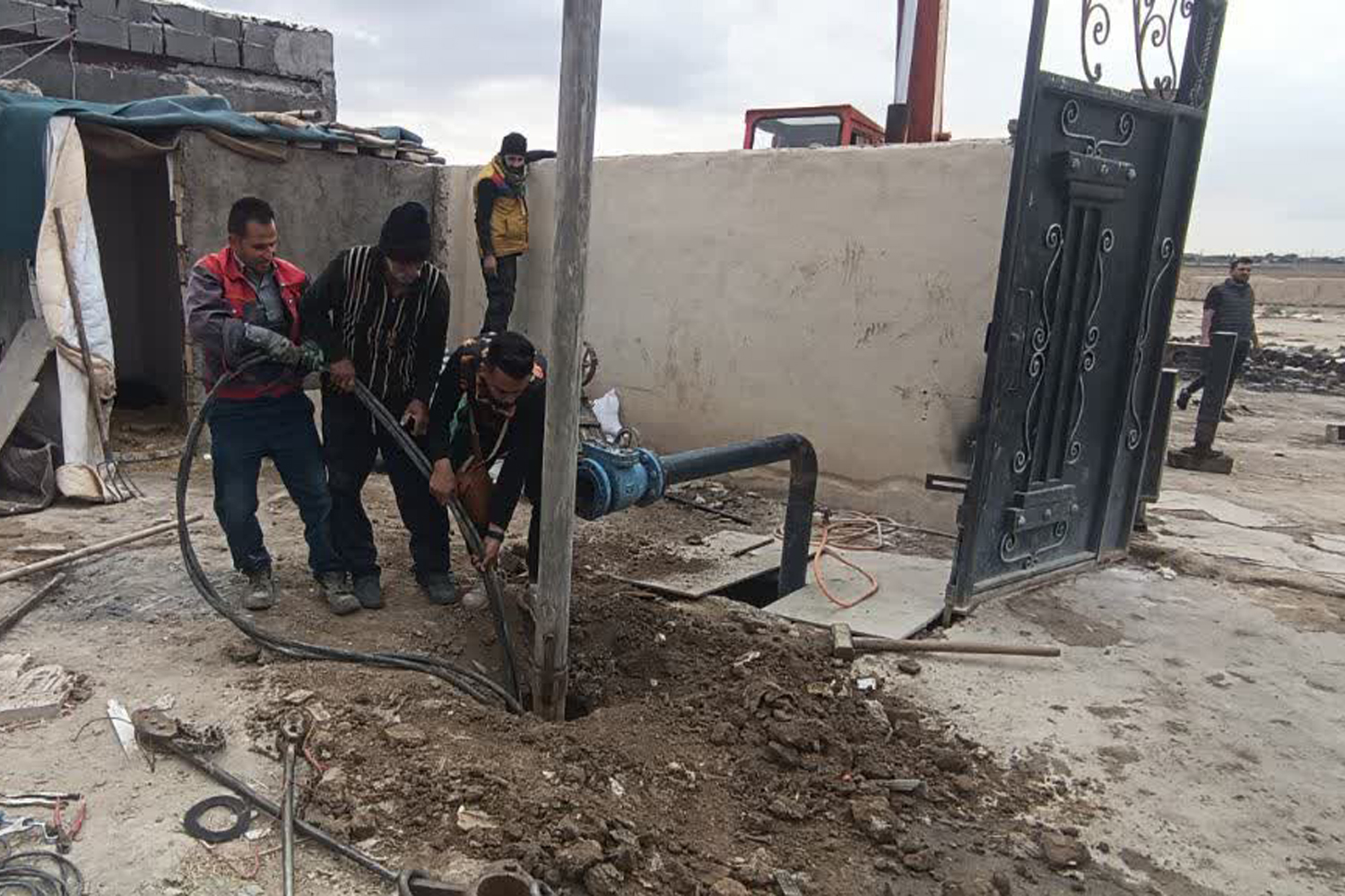 انسداد یک حلقه چاه غیرمجاز با عمق 100 متر توسط امور منابع آب رباط کریم
