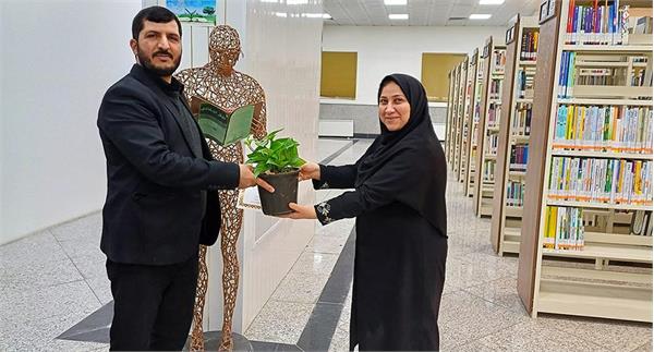 از خادمان کتابخانه عمومی عطر گل محمدی تقدیر به عمل آمد