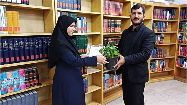 تقدیر کتابداران کتابخانه عمومی جدّا توسط دبیر انجمن کتابخانه های عمومی شهرستان ری