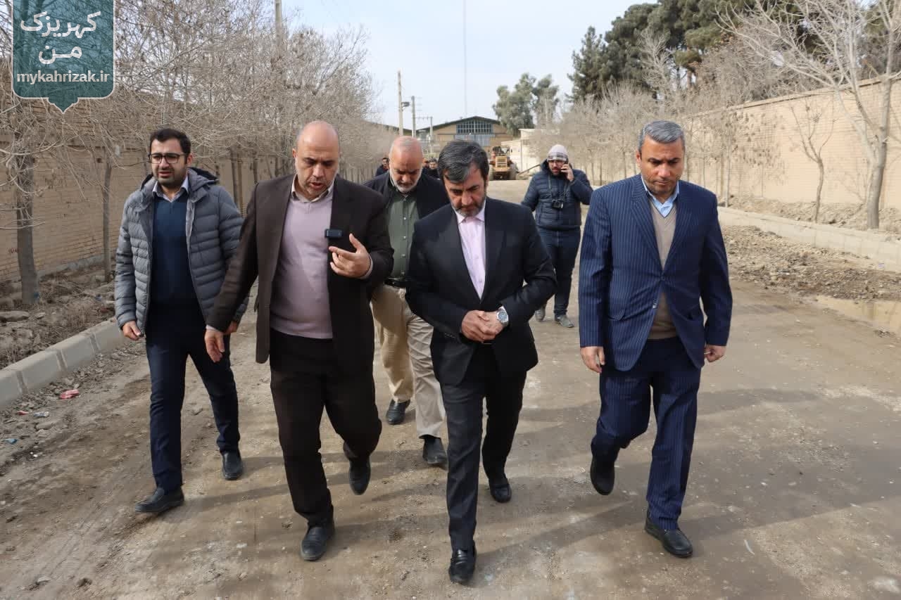 راه برون رفت از مشکلات حضور مردم و مشارکت دادن آنها در مدیریت کشور است