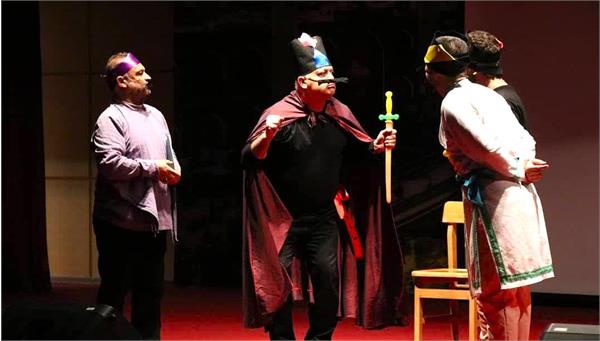 نمایش طنز ” و…زیر…دربار ” در ری اجرا شد