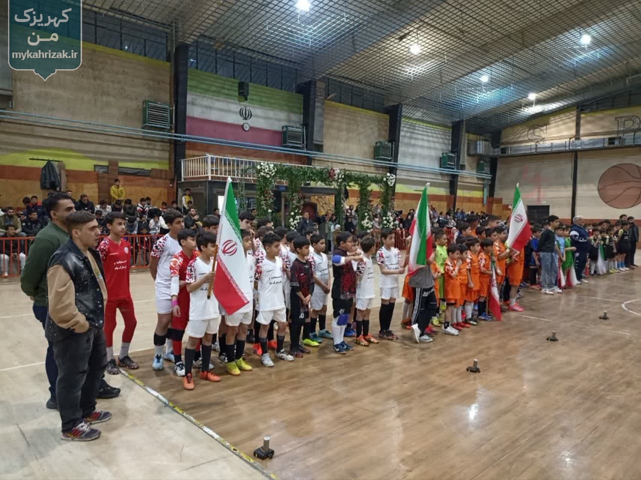 عکس| آئین افتتاحیه مسابقات فوتسال استعداد های درخشان شهر کهریزک برگزار شد