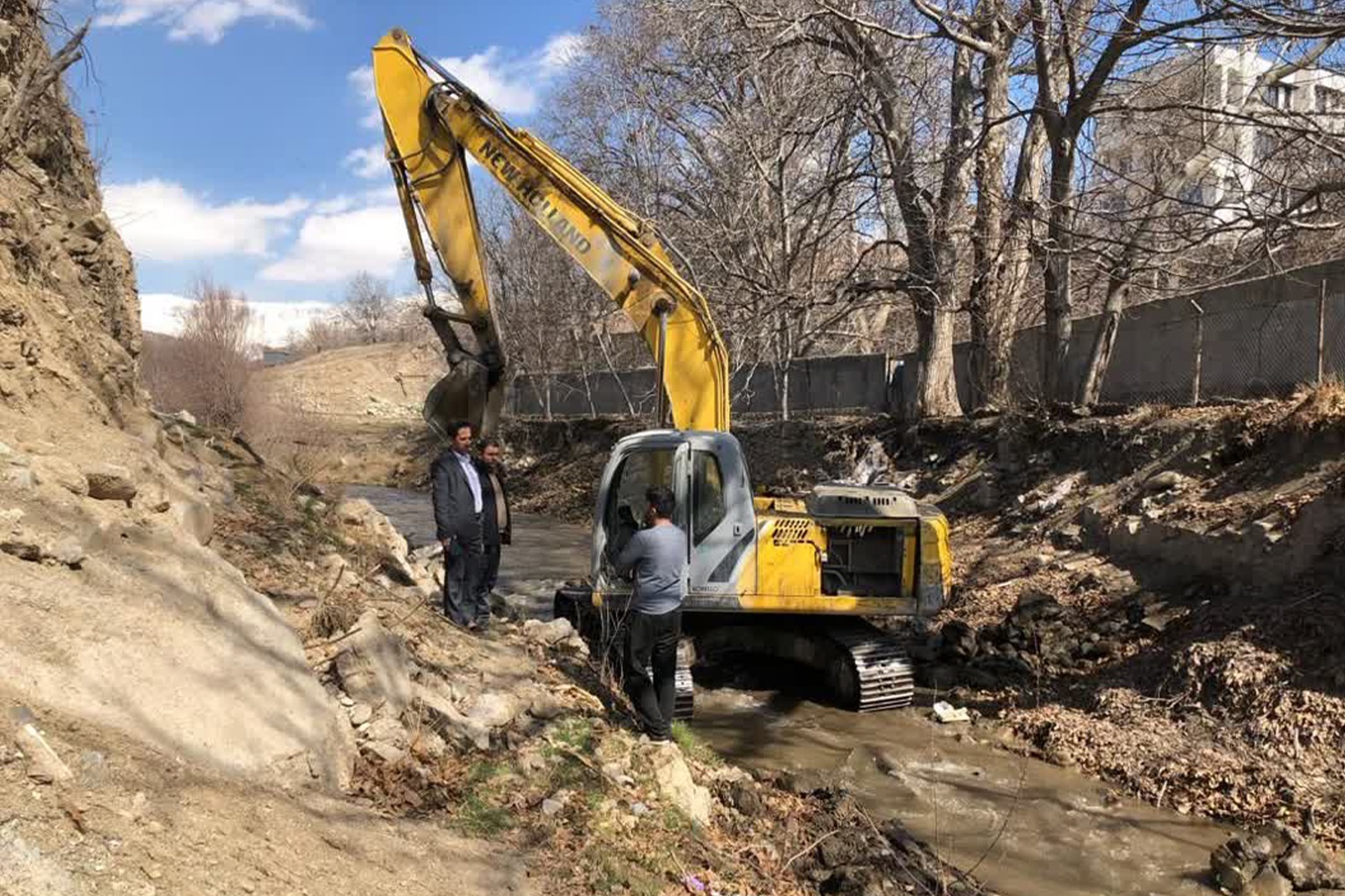 ادامه عملیات لایروبی رودخانه تار توسط امور منابع آب دماوند
