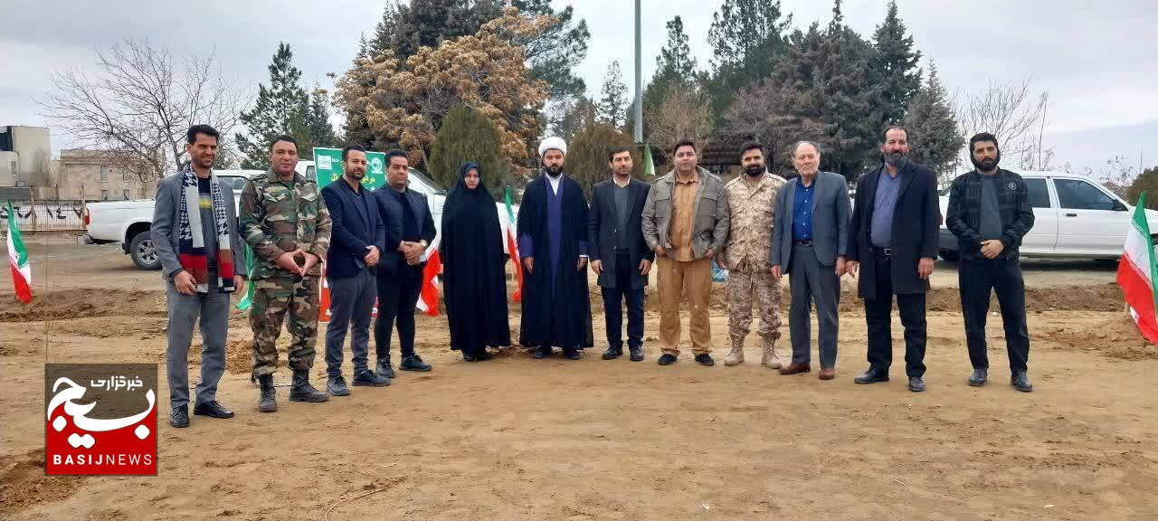 بسیجیان چهارباغ هزار اصله نهال کاشتند