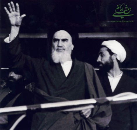 مدرسه فیضیه قم؛ ۱۳۵۷_ سخنرانی در جمع اقشار مختلف مردم پس از ورود به شهر مقدس قم بعد از پیروزی انقلاب