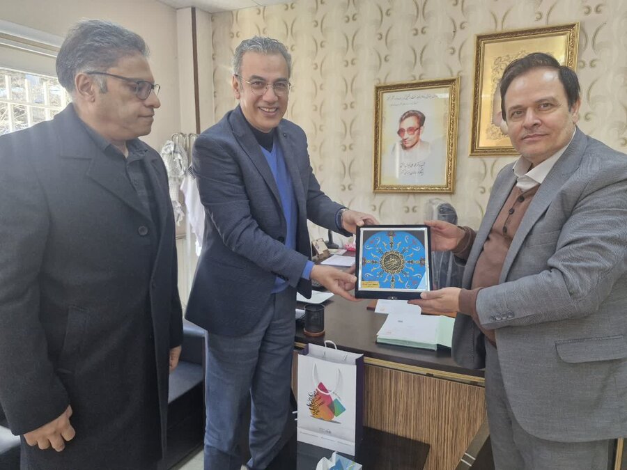 کرج | اهداء هنر دست توانخواهان کهریزک بصورت نمادین و به رسم یادبود به مدیر بهزیستی شهرستان کرج