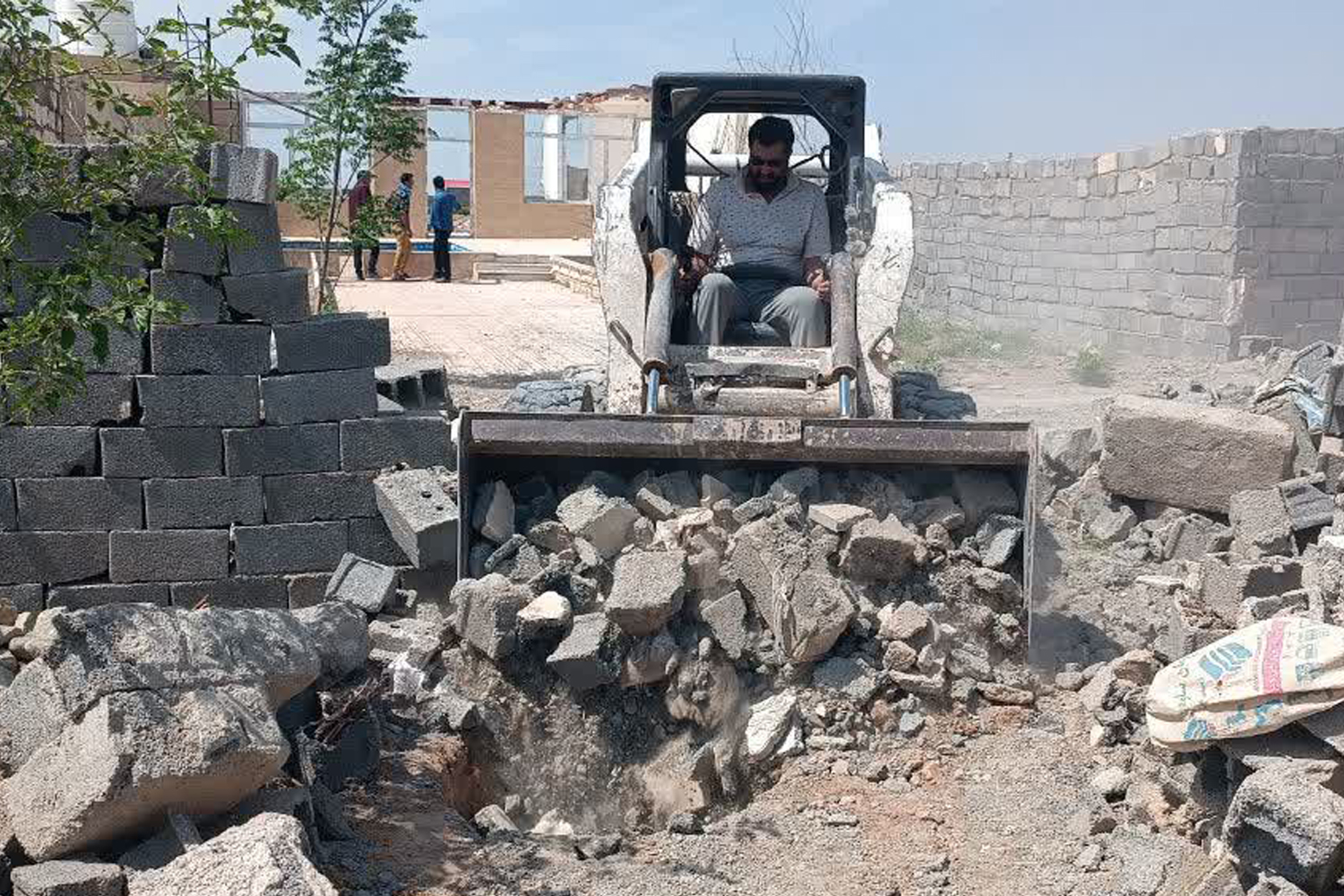 انسداد 11 حلقه چاه غیر مجاز توسط امور منابع آب رباط کریم