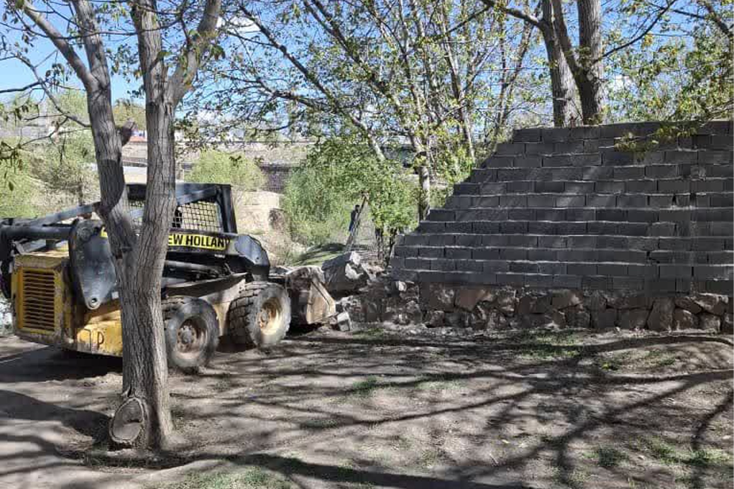 رفع تصرف 1000 متر مربع از  بستر رودخانه تار توسط امور منابع آب دماوند