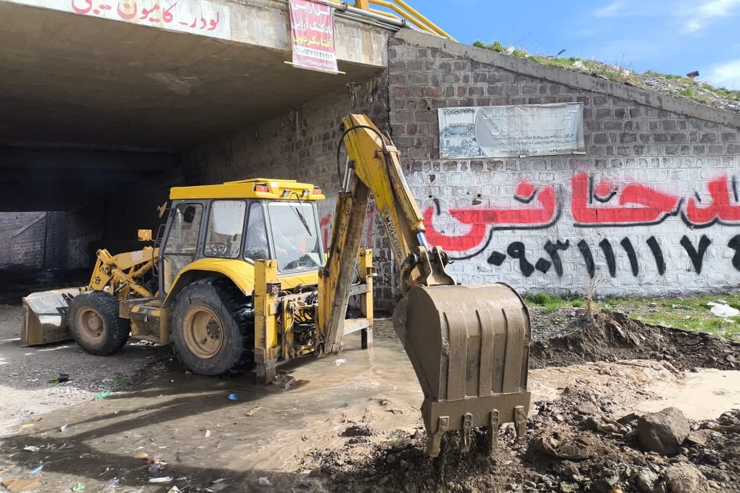 عملیات بازگشایی مسیر رودخانه های سربندان و جابانن توسط امور منابع آب دماوند