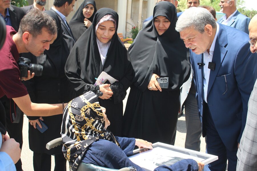 دیدار رئیس سازمان بهزیستی کشور با مادر شهید بهنام محمدی در آسایشگاه کهریزک دیدار رئیس سازمان بهزیستی کشور با مادر شهید بهنام محمدی در آسایشگاه کهریزک