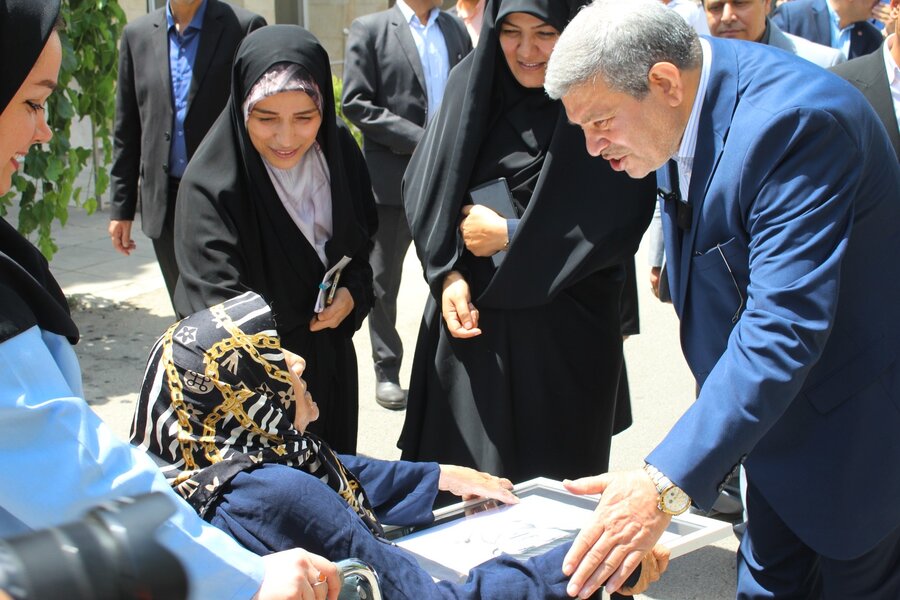 دیدار رئیس سازمان بهزیستی کشور با مادر شهید بهنام محمدی در آسایشگاه کهریزک دیدار رئیس سازمان بهزیستی کشور با مادر شهید بهنام محمدی در آسایشگاه کهریزک
